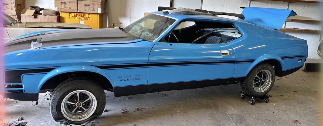 !971 Boss 351 This is painted grabber blue when the correct color is grabber lime. Notice the black seat upholstery. It is supposed to be green